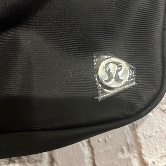 RARE 🦄 Lululemon everywhere belt bag ALL BLACK 🤩 - Picture 5 of 7
